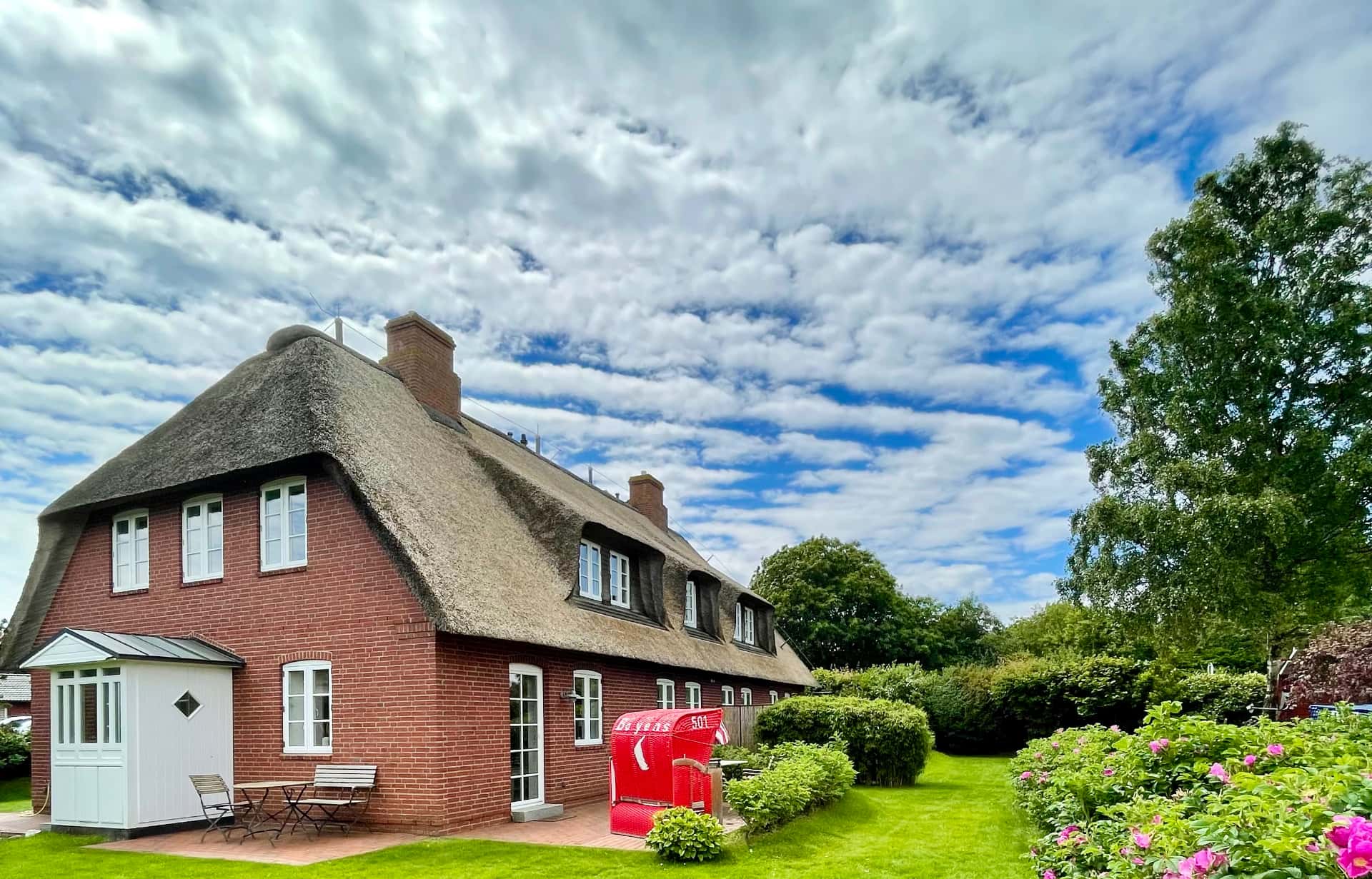 Gartenwohnung_Header Blick auf das Haus Eilunleev vom Garten aus.