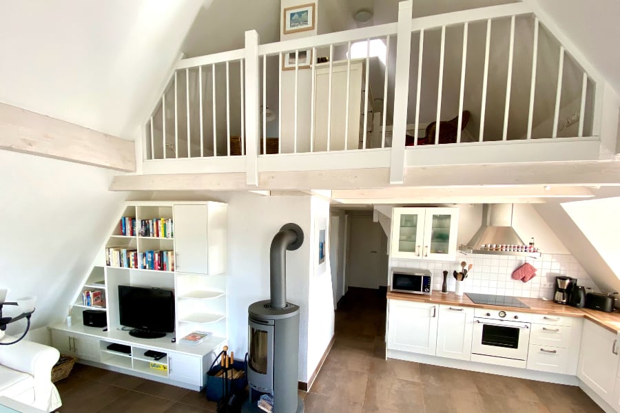 Maisonette-Wohnung im Haus Eilunleev Blick in die Küche der Maisonette-Wohnung direkt unter dem Reetdach.